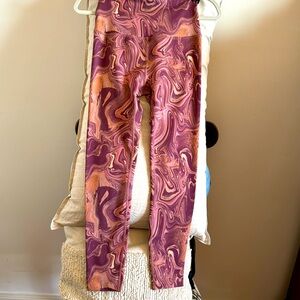 Beyond Yoga Size SMALL leggings. Like new. Worn 1 time. Marble Plum/Blush.